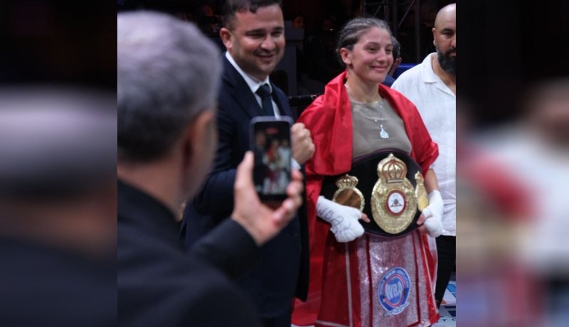 ALKÜ'lü kadın boksör dünya şampiyonunu yenip şampiyon oldu
