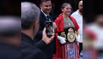 ALKÜ'lü kadın boksör dünya şampiyonunu yenip şampiyon oldu