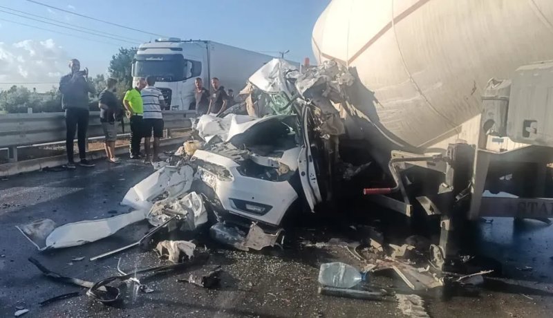 Sürücü saniyelerle kurtuldu: Antalya'da zincirleme kaza