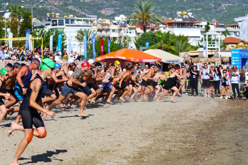 Alanya'da 34. Triatlonu start aldı