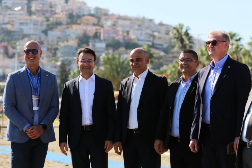 Alanya'da 34. Triatlonu start aldı