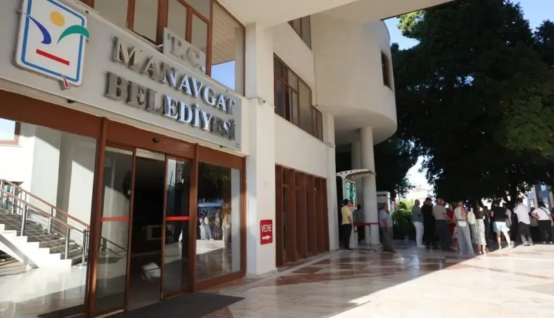 Manavgat'ta bir depoda 3 kilo altında ve yarım milyon euro yakalandı