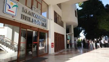 Manavgat'ta bir depoda 3 kilo altında ve yarım milyon euro yakalandı