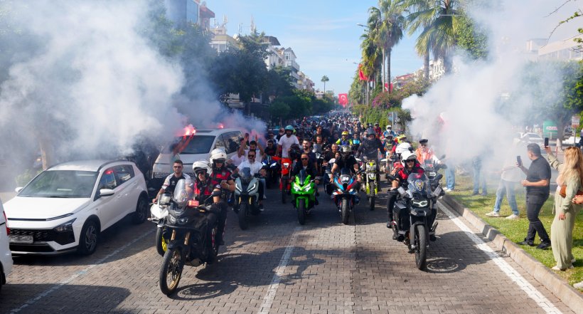 Toprak Razgatlıoğlu Alanya'da coşkuyla karşılan