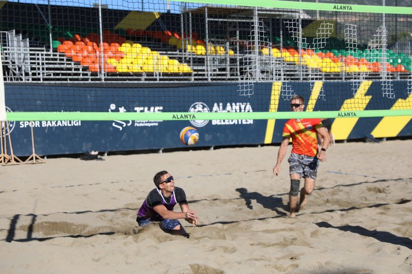 Plaj Voleybolu Halk Günleri'ne 50 takım katıldı
