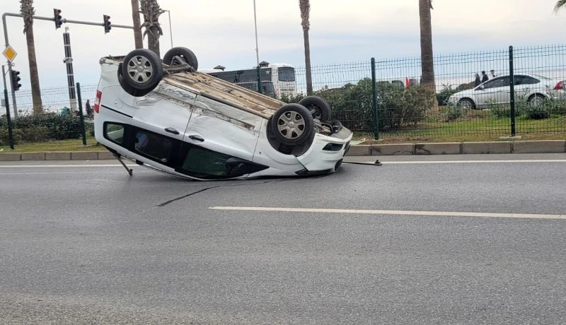 Alanya'da kavşakta iki araç çarpıştı