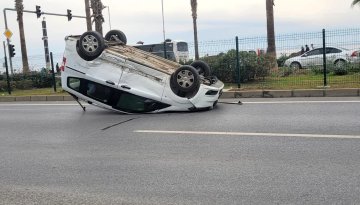 Alanya'da kavşakta iki araç çarpıştı