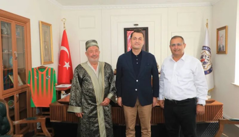 Kaymakam Öztürk’ten Yılın Ahisi Mehmet Çelik’e Tebrik