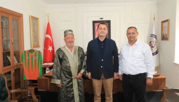 Kaymakam Öztürk’ten Yılın Ahisi Mehmet Çelik’e Tebrik