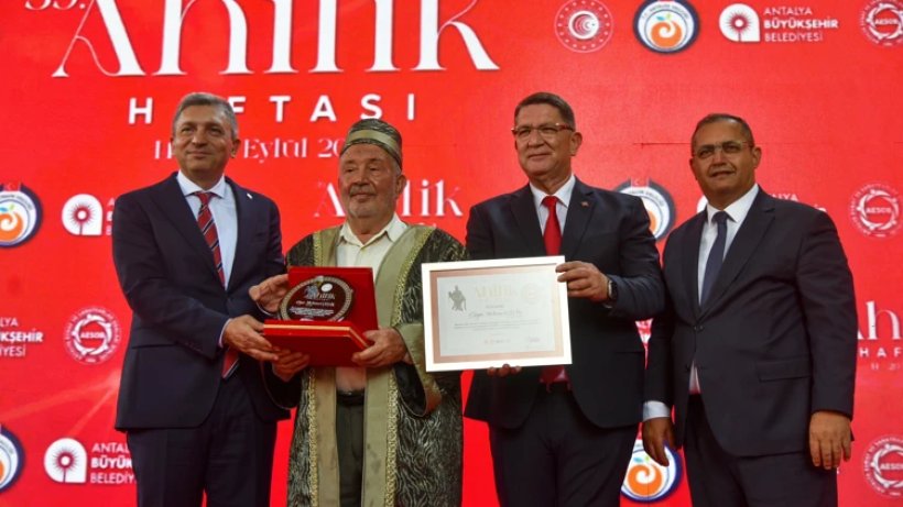 Kaymakam Öztürk’ten Yılın Ahisi Mehmet Çelik’e Tebrik