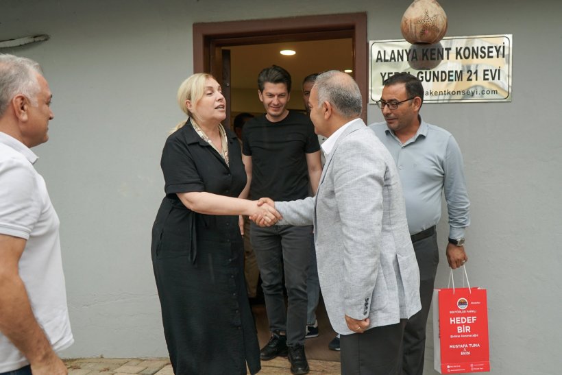 Mustafa Tuna saha çalışmalarını sürdürüyor: Kent Konseyi’ni ziyaret etti