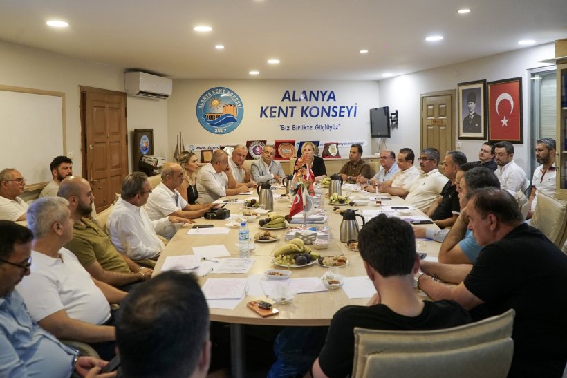 Mustafa Tuna saha çalışmalarını sürdürüyor: Kent Konseyi’ni ziyaret etti