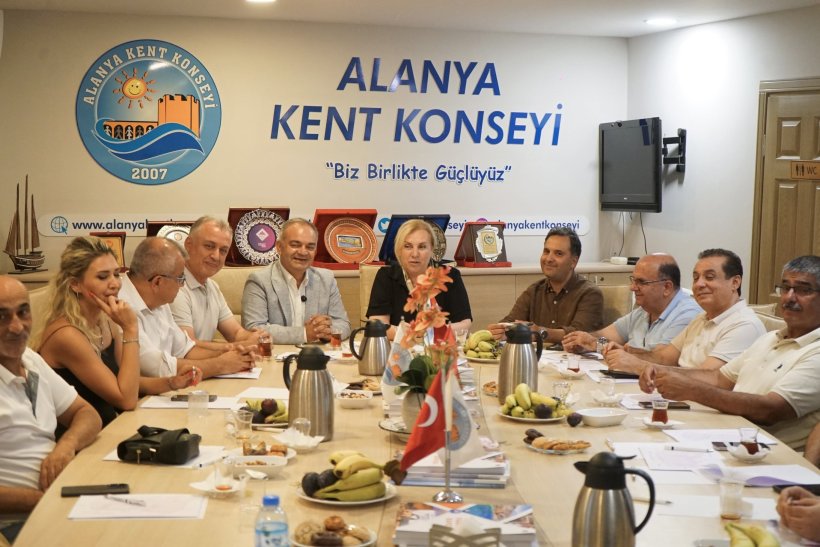 Mustafa Tuna saha çalışmalarını sürdürüyor: Kent Konseyi’ni ziyaret etti