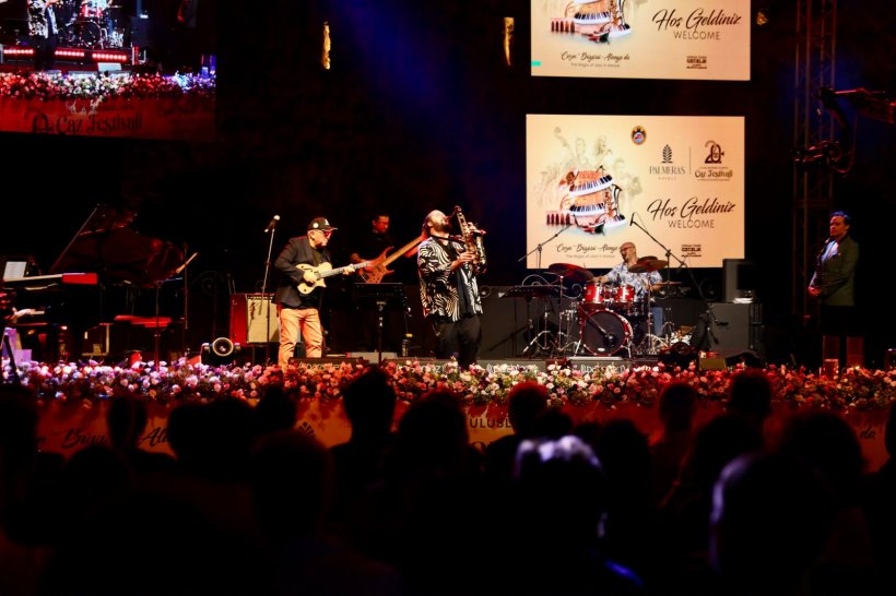 CAZIN BÜYÜSÜ ALANYA’YI SARDI - FESTİVAL RENKLİ GÖRÜTÜNLERLE BAŞLADI