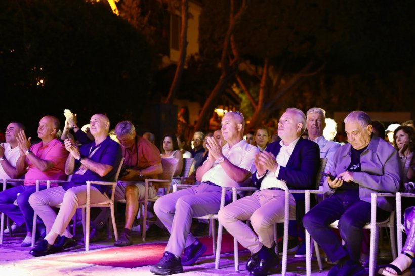 CAZIN BÜYÜSÜ ALANYA’YI SARDI - FESTİVAL RENKLİ GÖRÜTÜNLERLE BAŞLADI