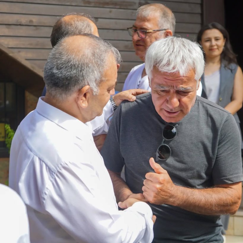 Mustafa Tuna se&ccedil;im &ccedil;alışmalarını s&uuml;rd&uuml;r&uuml;yor: Mimarlar Odası&rsquo;nı ziyaret etti